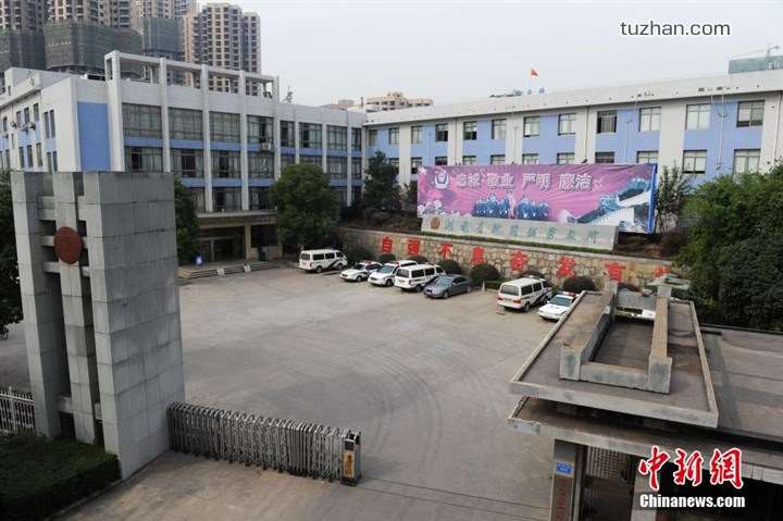 長沙市坪塘勞動教養(yǎng)管理所采購我公司定制生產(chǎn)的11KW二用一備自來水加壓泵站一套，本設(shè)備供水范圍為5公里，供水人數(shù)為3600人，目前本自來水加壓泵站運(yùn)行平穩(wěn)，高效節(jié)能，受到了管理所的一致好評！